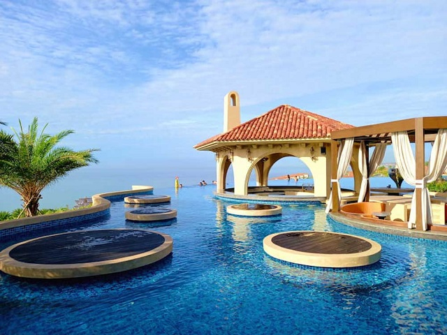 Hồ bơi vô cực Centara Mirage Mũi Né Resort được thiết kế vô cùng ấn tượng